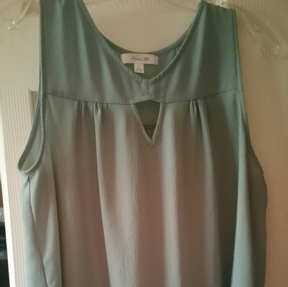 Active USA light green top - size L